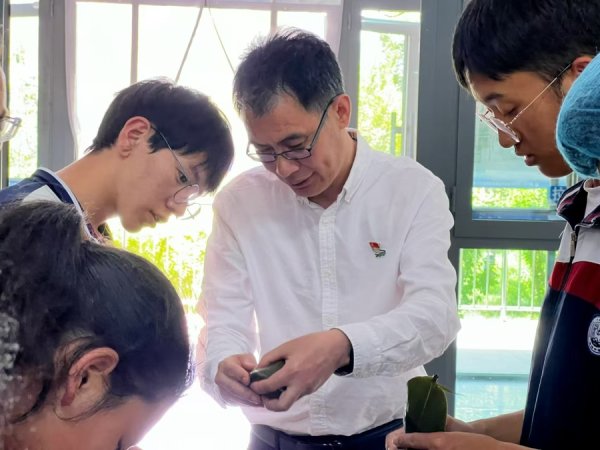 诚信双盈 上海校长援青三年：AI实验室落地，青少年管乐团进京 | 奋勇争先实干家